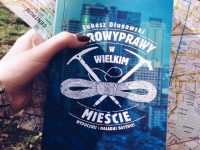 Baner z okładką książki Mikrowyprawy w wielkim mieście