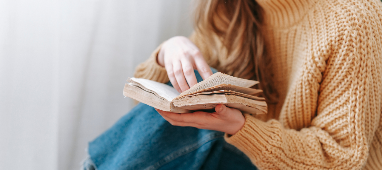 Baner z czytającą dziewczyną na stronę główną